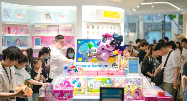 首家卡游城市旗舰店落地上海，央视点赞“谷子经济”消费新场景
